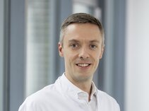 Dr. Max Henningsen Dr. Max Henningsen