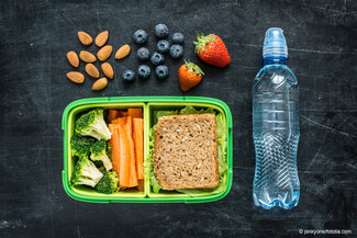 Brotzeit-Box mit Gemüse und Wasser