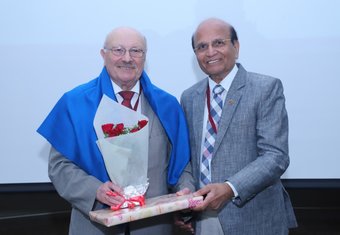 Überreichung  des Preises an Prof. Vaupel (li.) durch Dr. A. Mehta, Director des Brahma Kumaris‘  Research Centre, Mumbai/Indien 