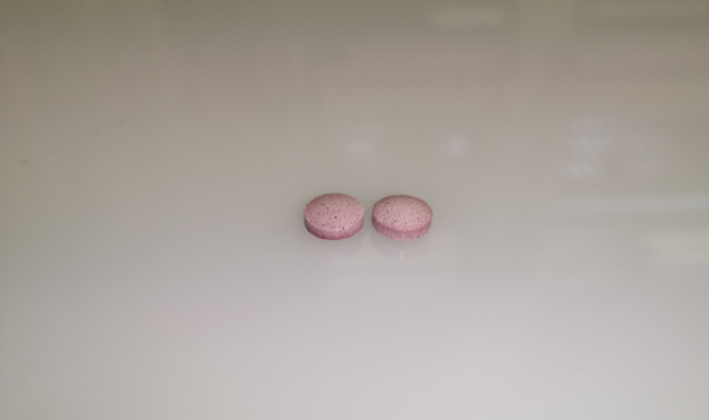 Zwei der sichergestellten Tabletten aus dem aktuellen Vergiftungsfall: Anstelle eines Prodrugs des Benzodiazepins Alprazolam enthielten sie Cyclorphin, das bereits in geringen Mengen lebensbedrohlich sein kann. ©Universitätsklinikum Freiburg
