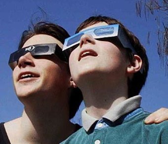 Beobachtung der Sonne mit geeigneter Schutzbrille