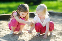 Kinder im Sandkasten