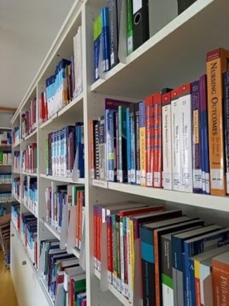 Eigene Präsenzbibliothek des Instituts für Pflegewissenschaft.