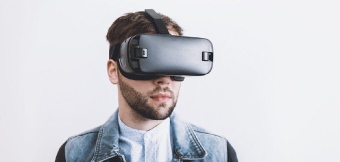 Mann, der eine Virtual-Reality-Brille trägt.