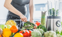 Eine ausgewogene Ernährung in der Schwangerschaft und Stillzeit ist wichtig für Mutter und Kind. ©freepik