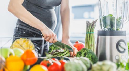 Eine ausgewogene Ernährung in der Schwangerschaft und Stillzeit ist wichtig für Mutter und Kind. ©freepik