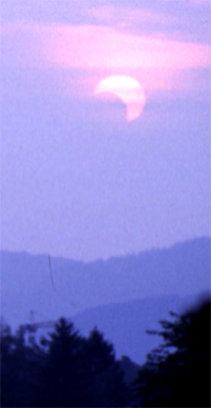 Abb. 6: partielle Sonnenfinsternis in  den Abendstunden 1994 in Freiburg.  Photo: W. Schrader