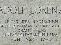 Text unter der Portrait-Büste Adolf Lorenz