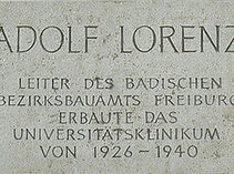 Text unter der Portrait-Büste Adolf Lorenz