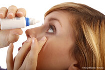 You should discuss with your physician when artificial tears are appropriate and when they are not. © Knut Wiarda/fotolia Warme Kompressen und eine sorgfältige Lidrandhygiene können bei entzündeten Augenlidern helfen. Halten die Beschwerden an oder verschlechtert sich das Sehen, sollte eine augenärztliche Praxis aufgesucht werden. © Stock